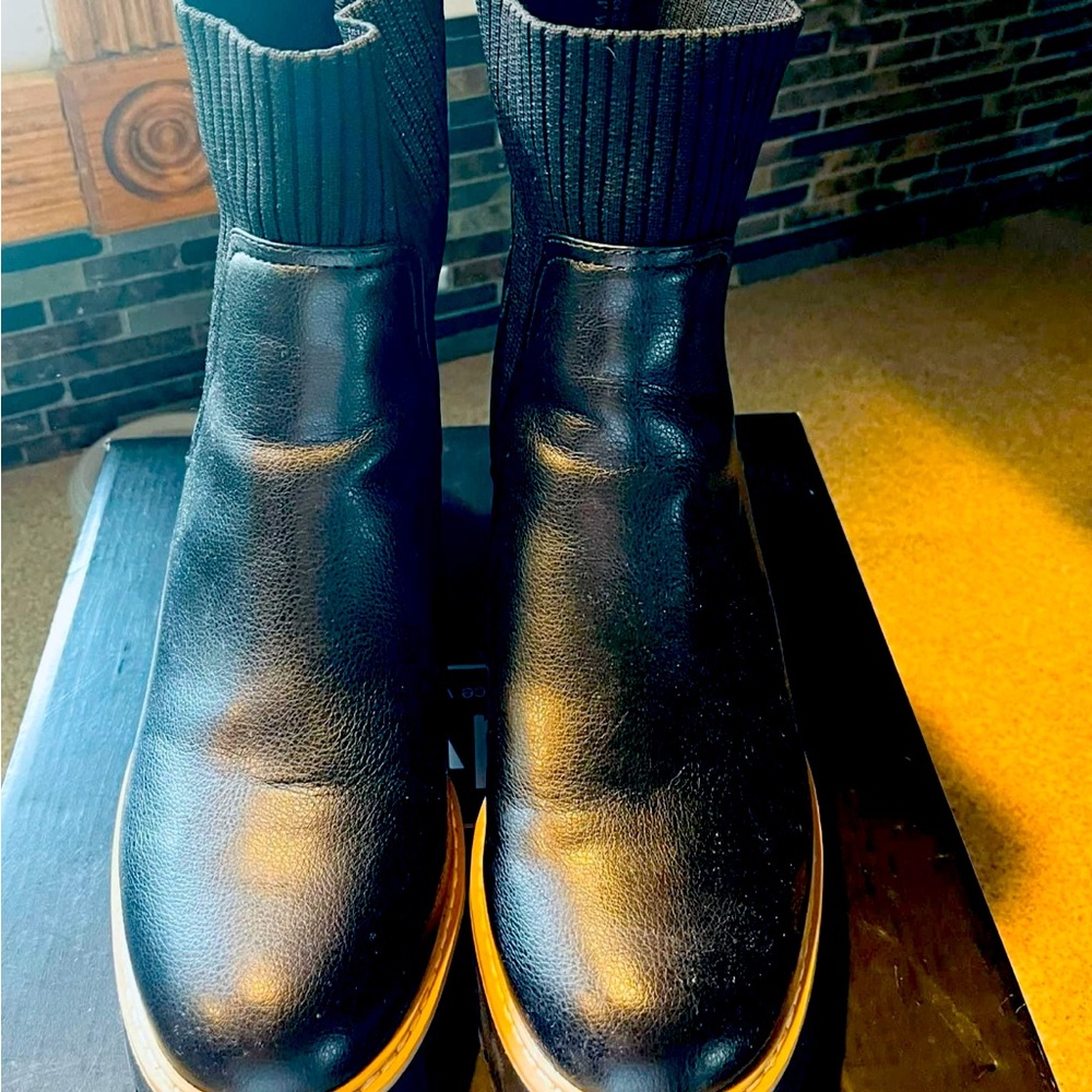 DV- women’s size 9 boot.